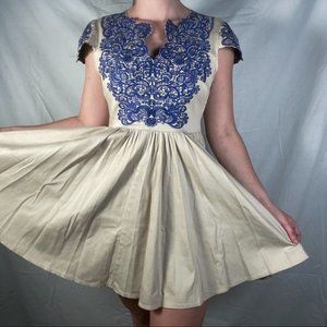 XENIA BOUTIQUE TAN & BLUE EMBROIDERED FLOWY DRESS